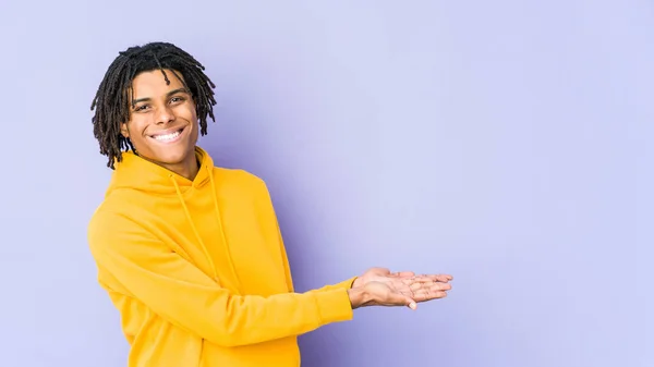 Jovem Afro Americano Rasta Homem Segurando Espaço Cópia Uma Palma — Fotografia de Stock