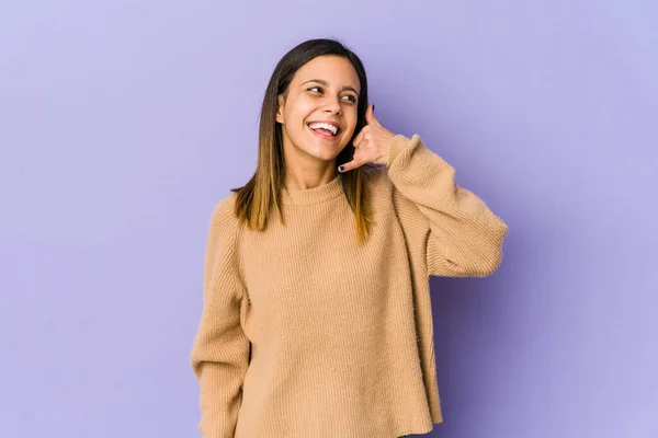 Mujer Joven Aislada Sobre Fondo Púrpura Mostrando Gesto Llamada Teléfono — Foto de Stock