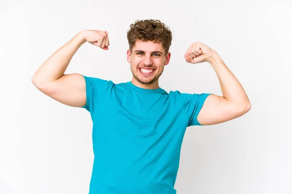 Joven Rubio Pelo Rizado Caucásico Hombre Aislado Mostrando Gesto Fuerza — Foto de Stock