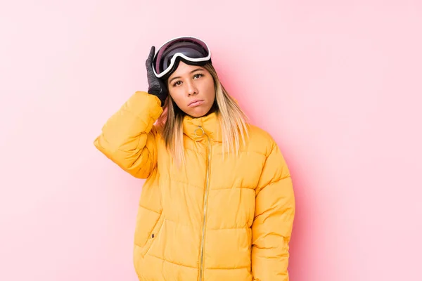 Mulher Caucasiana Jovem Vestindo Uma Roupa Esqui Fundo Rosa Sendo — Fotografia de Stock