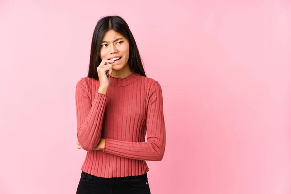 Jonge Chinese Vrouw Poseren Geïsoleerd Ontspannen Denken Iets Zoek Naar — Stockfoto