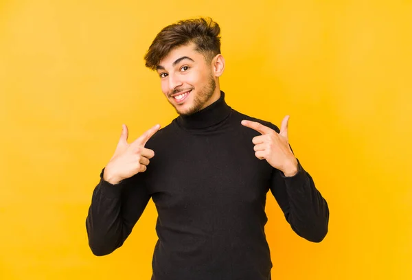 Hombre Árabe Joven Aislado Sobre Fondo Amarillo Sonríe Señalando Con — Foto de Stock