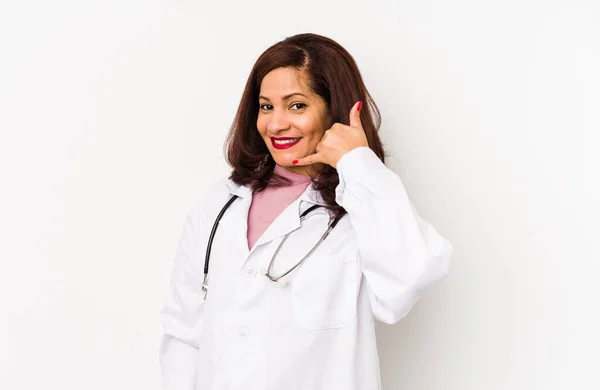 Médico Latino Meia Idade Mulher Isolada Mostrando Gesto Chamada Telefone — Fotografia de Stock