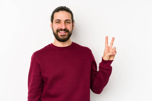 Jovem Homem Cabelo Longo Isolado Fundo Branco Alegre Despreocupado Mostrando — Fotografia de Stock