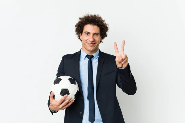 足球教练拿着一个用手指表示二号球的球 — 图库照片