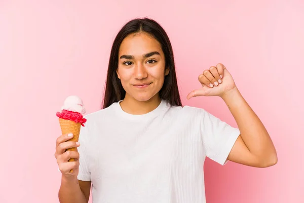 Jonge Aziatische Vrouw Met Een Ijsje Geïsoleerd Voelt Zich Trots — Stockfoto