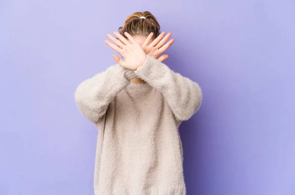 Jonge Blanke Vrouw Paarse Achtergrond Houden Twee Armen Gekruist Ontkenning — Stockfoto