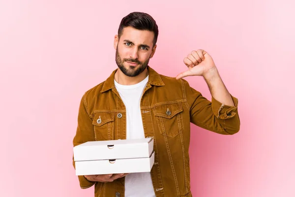 Junger Gutaussehender Mann Hält Pizzen Isoliert Fühlt Sich Stolz Und — Stockfoto