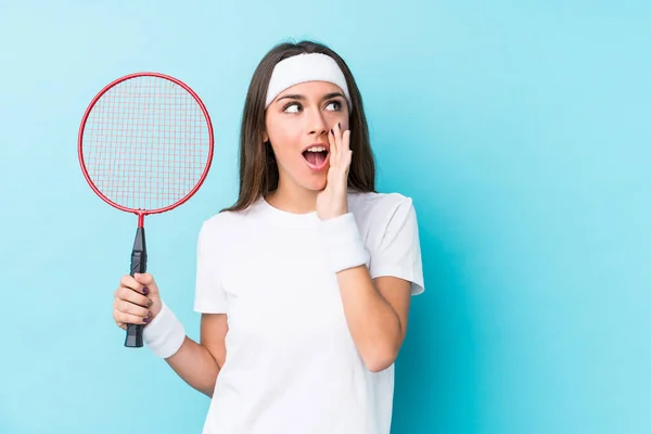 Joven Mujer Caucásica Jugando Bádminton Aislado Está Diciendo Una Noticia — Foto de Stock