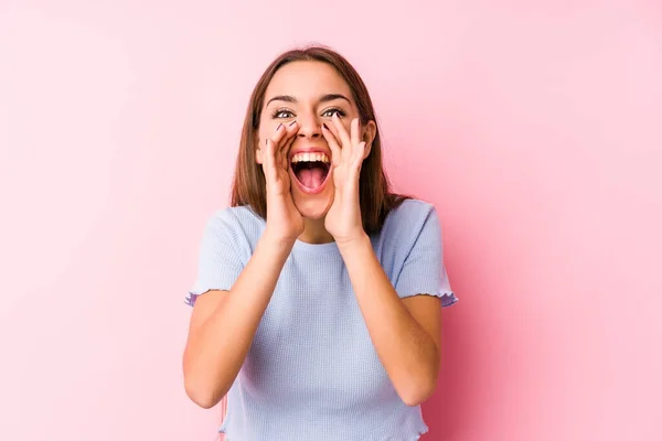 Joven Mujer Caucásica Vistiendo Una Ropa Esquí Aislada Gritando Emocionada — Foto de Stock