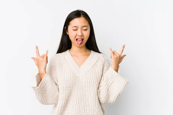 Joven Mujer China Aislada Mostrando Gesto Roca Con Los Dedos —  Fotos de Stock