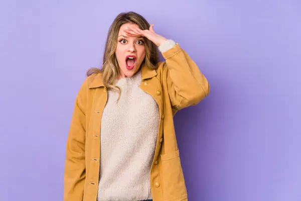 Mulher Caucasiana Jovem Isolado Fundo Roxo Olhando Para Longe Mantendo — Fotografia de Stock