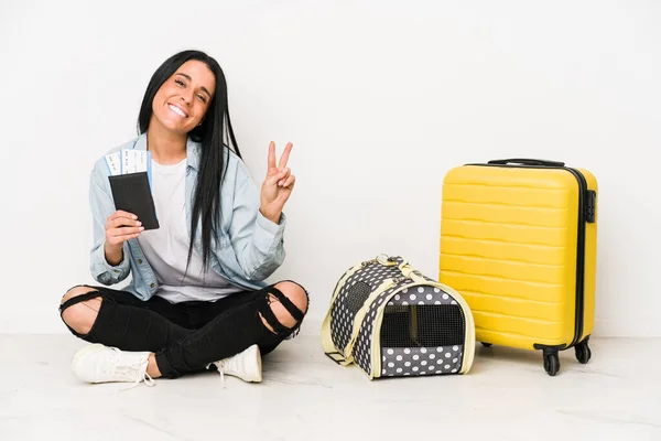 Mujer Viajera Con Gato Aislado Sobre Fondo Blanco Alegre Despreocupado —  Fotos de Stock