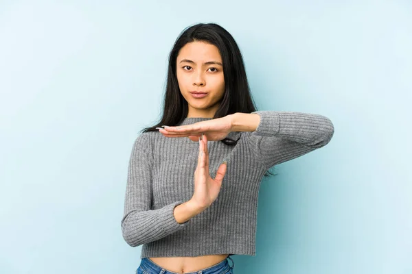 Jeune Femme Chinoise Isolée Sur Fond Bleu Montrant Geste Timeout — Photo