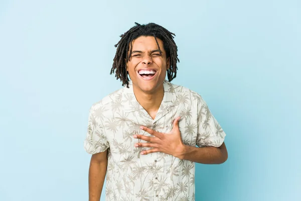 Junger Afrikanisch Amerikanischer Rastamann Lacht Laut Aus Und Hält Die — Stockfoto
