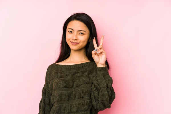 Joven Mujer China Aislada Sobre Fondo Rosa Mostrando Número Dos — Foto de Stock