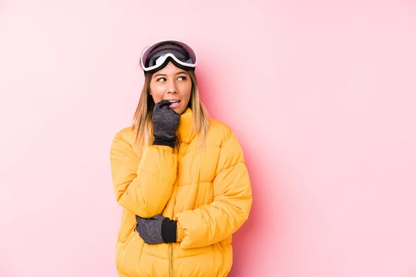 Mulher Branca Jovem Vestindo Uma Roupa Esqui Fundo Rosa Relaxado — Fotografia de Stock