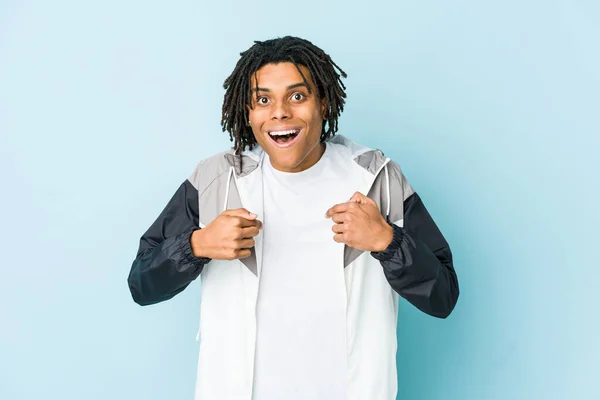 Jovem Homem Esporte Afro Americano Surpreendido Apontando Com Dedo Sorrindo — Fotografia de Stock