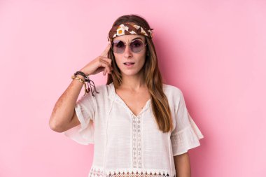 Kafkasyalı genç bir kadın, işaret parmağıyla hayal kırıklığı jesti yapıyor..