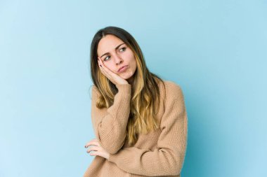 Mavi arka planda soyutlanmış, sıkılmış, yorgun ve dinlenmeye ihtiyacı olan beyaz bir kadın..