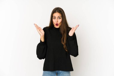 Beyaz arka planda izole edilmiş genç beyaz kadın şaşırmış ve şok olmuş..