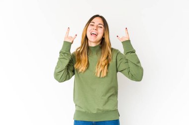 Beyaz arka planda izole edilmiş genç beyaz kadın boynuzlarını devrim konsepti olarak gösteriyor..