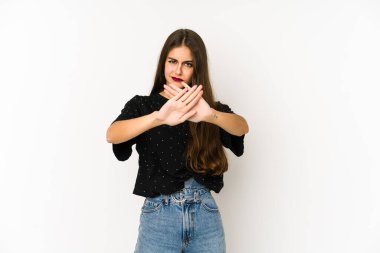 Beyaz arka planda izole edilmiş beyaz bir kadın inkar jesti yapıyor.