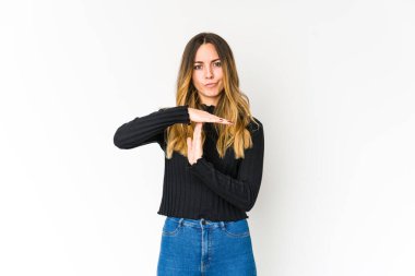 Beyaz arka planda izole edilmiş genç beyaz kadın bir mola hareketi gösteriyor..