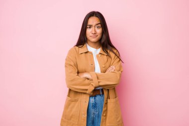 Genç melez Hintli kadın kameraya alaycı bir ifadeyle bakıyor..