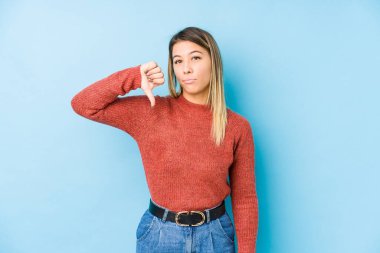 Kafkasyalı genç bir kadın izole bir şekilde poz veriyor, hoşlanmadığı bir hareket sergiliyor, reddediyor. Anlaşmazlık konsepti.