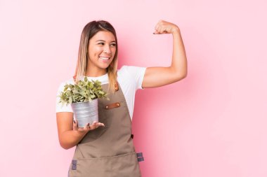 Genç bahçıvan Kafkasyalı kadın zafer kazandıktan sonra yumruğunu kaldırdı..