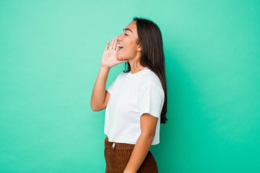 Genç melez Hintli kadın avucunu açmış bağırıyor ve avucunu tutuyor..