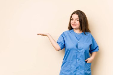 Genç, kıvrımlı hemşire bir avuç içinin fotokopisini çekiyor ve elini beline koyuyor..