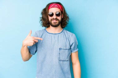 Genç, uzun saçlı, festival hipster 'ı giyen izole biri gibi görünüyor. Bir tişört fotokopi odasını işaret ediyor, gururlu ve kendinden emin.