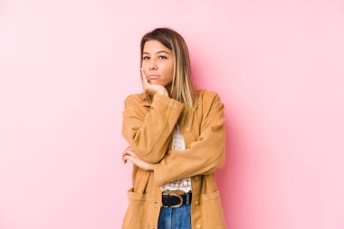 Yalnız poz veren genç beyaz bir kadın. Sıkılmış, yorgun ve dinlenmeye ihtiyacı var..