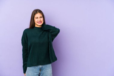 Mor arka planda izole edilmiş beyaz bir kadın sabit yaşam tarzından dolayı boyun ağrısı çekiyor..