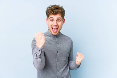 Sarışın, kıvırcık saçlı, beyaz bir adam yalnız, gamsız ve heyecanlı. Zafer konsepti.