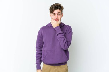 Beyaz arka planda izole genç beyaz adam iki seçenek arasında şüphe.