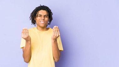 Genç Afrikalı Amerikalı Rasta adam parasız olduğunu gösteriyor..