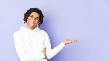 Genç Afrikalı Amerikalı Rasta bir avuç içinde fotokopi çeken ve belinde başka bir el tutan adam..