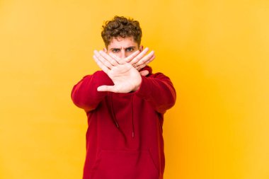  inkar jesti yapıyor.