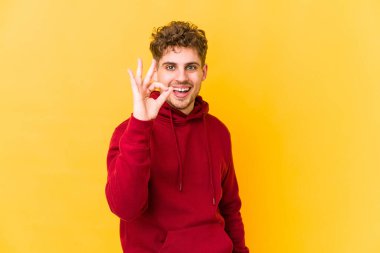  Neşeli ve kendinden emin..