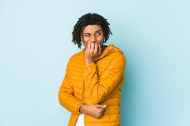 Tırnak yiyen, gergin ve endişeli genç bir ırk..