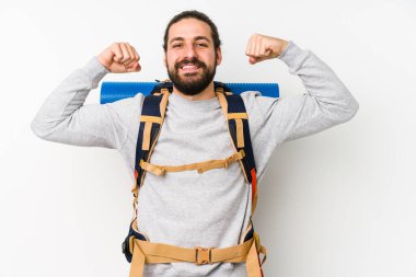 Beyaz arka planda izole edilmiş genç bir sırt çantalı adam güçlü bir hareket gösteriyor, kollarıyla, kadınsı gücün sembolü.