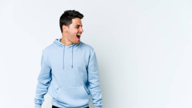 Beyaz arka planda izole genç beyaz adam çok kızgın, öfke kavramı bağırıyor, hayal kırıklığına uğramış.