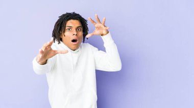 Genç Afro-Amerikan Rasta adamı, yakın bir tehlike yüzünden şoka uğruyor.