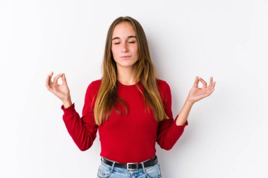 Kafkasyalı genç kadın izole edilmiş poz veriyor. Yoga yapıyor..