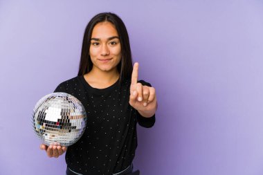 Genç Asyalı bir kadın bir balo partisi düzenliyor. Bir numarayı parmağıyla gösteriyor..