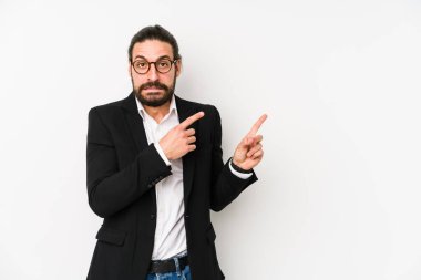 Beyaz arka planda izole edilmiş beyaz iş adamı işaret parmağıyla fotokopi alanını işaret ederek şok oldu..