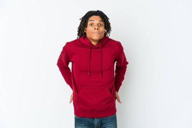 Genç Afrikalı Amerikalı Rasta adam omuz silker ve gözleri açık bakar..